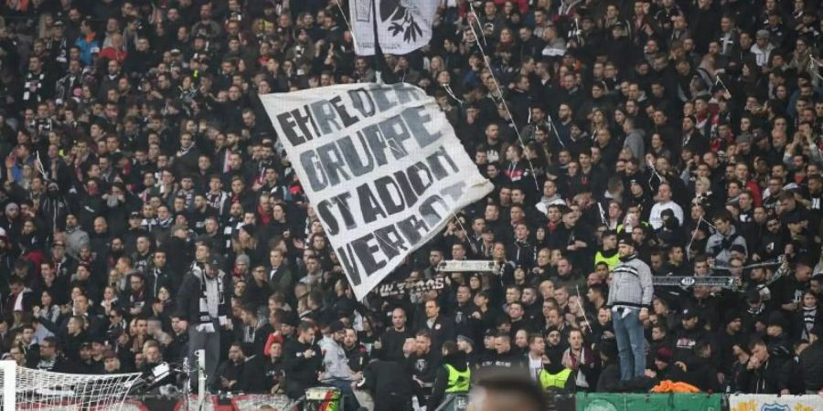 Die Frankfurter Fans vor dem Spiel gegen Schachtjor Donezk. Foto: Arne Dedert