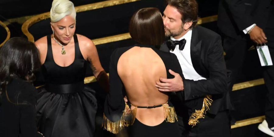 Bradley Cooper küsst seine Freundin Irina Shayk vor Lady Gaga. Ob er das Supermodel damit besänftigen konnte?