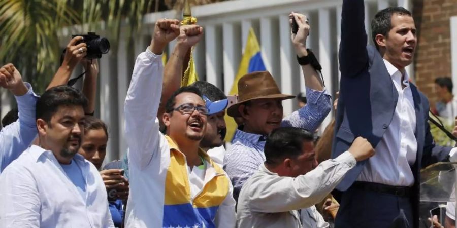 Venezuelas selbst ernannter Interimspräsident Juan Guaidó (r) und sein Büroleiter Roberto Marrero (l) bei einer Demonstration in Valencia. Foto: Fernando Llano/AP