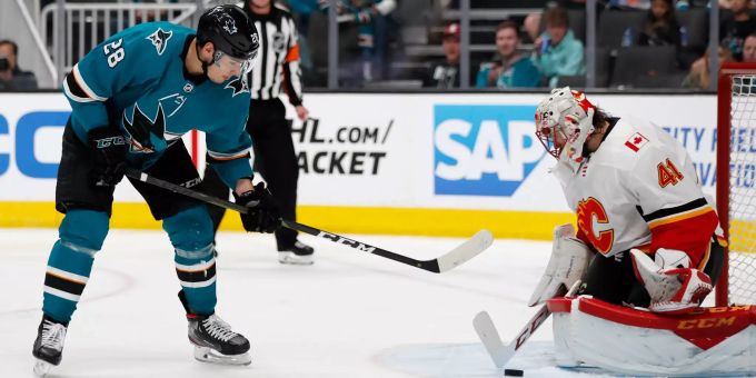 Timo Meier Stürmer der San Jose Sharks (L) gegen Calgarys Torhüter Mike Smith (R). Timo Meier NHL