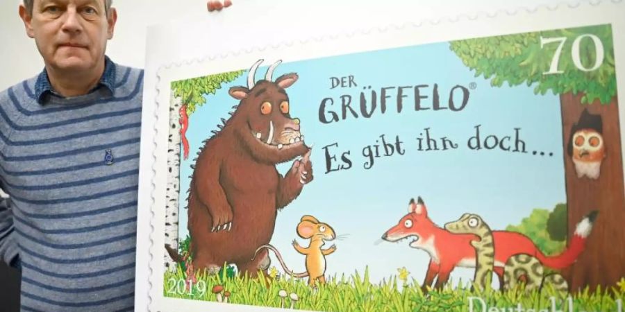 Illustrator Axel Scheffler präsentiert eine Sonderbriefmarke zum «Grüffelo». Foto: Henning Kaiser