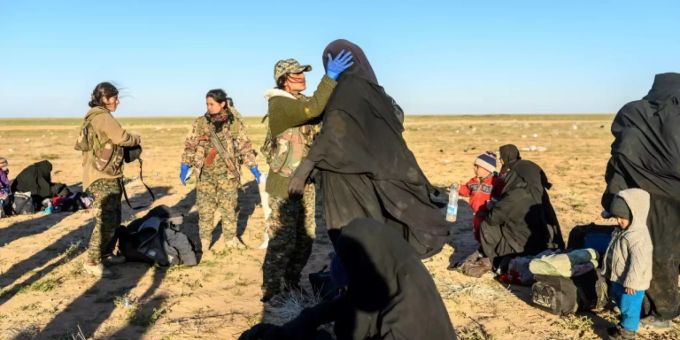 SDF-Kämpferinnen durchsuchen Frauen und Kinder bei Baghus. is mütter kinder syrien