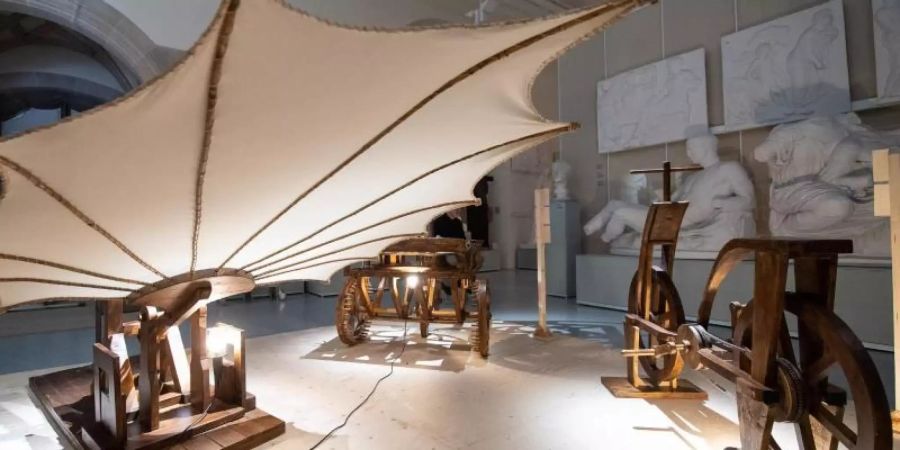 Nachbauten von Maschinen da Vincis in der Ausstellung "Ex Machina - Leonardo da Vincis Maschinen zwischen Wissenschaft und Kunst" in Tübingen. Foto: Sebastian Gollnow