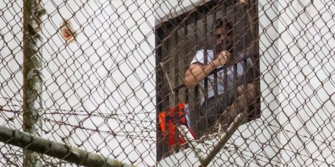 Venezuelas Oppositionsführer Leopoldo Lopez erscheint auf diesem Archivbild im Fenster seiner Zelle im Militärgefängnis von Los Teques. Foto: Miguel Gutiérrez/EFE coronavirus venezuela
