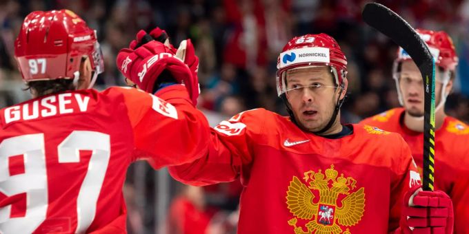 Russlands Jewgeni Dadonow (m) und Nikita Gussew (l) jubeln an der Eishockey WM. Eishockey WM
