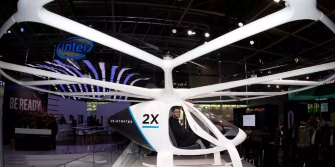 Das "Lufttaxi" Volocopter 2x ist eine Passagier-Drohne und bietet Platz für zwei Personen. Es wird elektrisch über 18 Rotoren betrieben. Volocopter