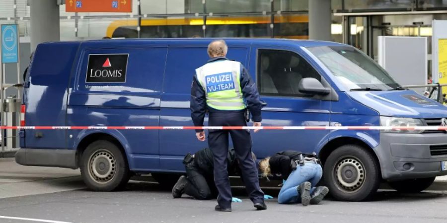 Ermittler sichern Spuren an Geldtransporter