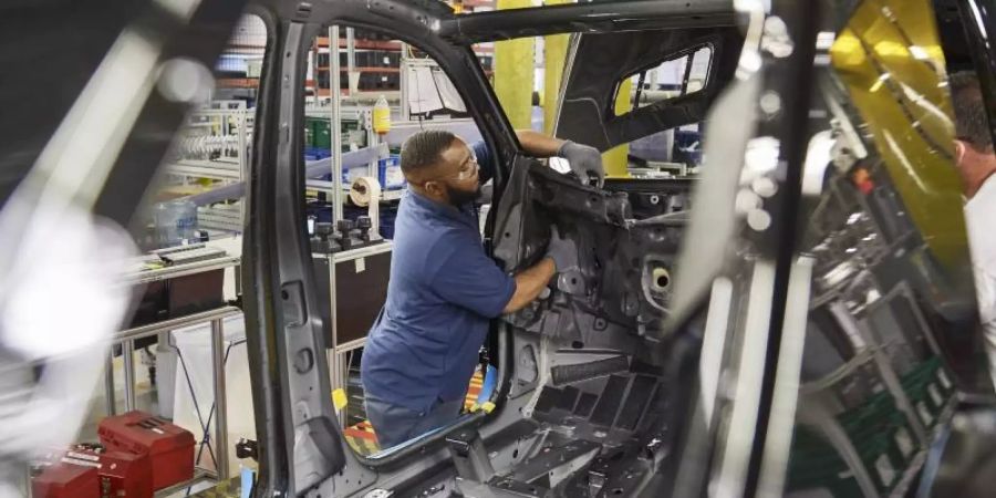 Ein Mann arbeitet bei der SUV-Montage im Mercedes-Benz Werk Tuscaloosa in Alabama. Mercedes baut im US-Werk Tuscaloosa die grossen SUVs GLS, GLE und GLE Coupé für alle Märkte und die die C-Klasse für den US-Markt. Foto: MediaPortal Daimler AG/Archiv