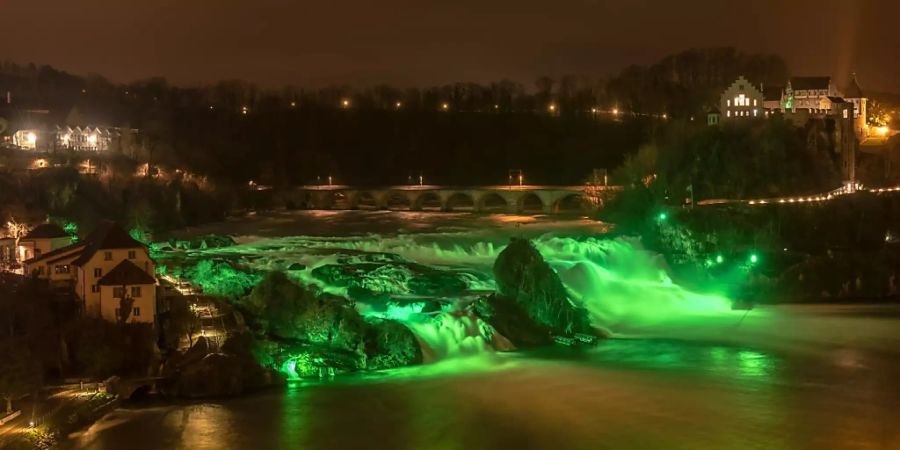 Der Rheinfall wird am irischen Nationalfeiertag wieder grün ausgeleuchtet - wie viele andere Sehenswürdigkeiten weltweit. (Archivbild)