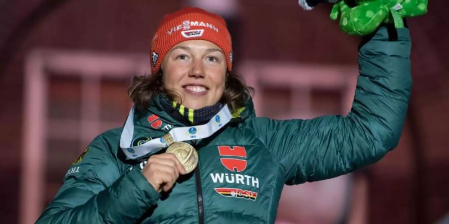 Bronzemedaillengewinnerin Laura Dahlmeier bei der Siegerehrung in Östersund. Foto: Sven Hoppe