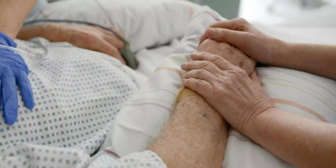 Das Bundesverfassungsgericht in Karlsruhe (D) wird heute Mittwoch sein Urteil zu mehreren Klagen zum Verbot der geschäftsmässigen Sterbehilfe bekanntgeben. Sterbehilfe Deutschland