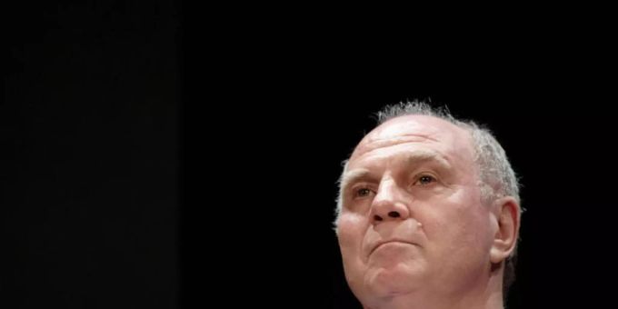 Uli Hoeness übernimmt am 1. Mai 1979 zum ersten Mal das Amt des Präsident beim FC Bayern München. Foto: Marijan Murat Uli Hoeness übernimmt am 1. Mai 1979 zum ersten Mal das Amt des Präsident beim FC Bayern München. Foto: Marijan Murat