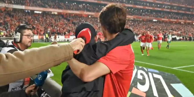 Benfica-Star - Joao Felix feiert Tor mit Balljungen – seinem Bruder