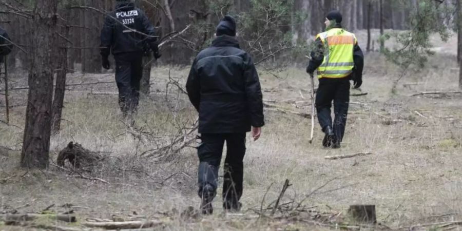 Polizisten durchsuchen am Samstag ein Waldstück im Landkreis Oder Spree auf der Suche nach Rebecca. Foto: Paul Zinken