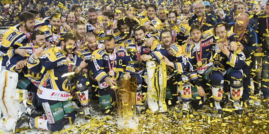 Nach den gewonnenen Serien gegen Kloten (4:1 Siege) und Olten (4:2) träumt der Schlittschuhclub Langenthal vom dritten NLB-Meistertitel nach 2012 und 2017 - Bild: Meisterfeier 2017