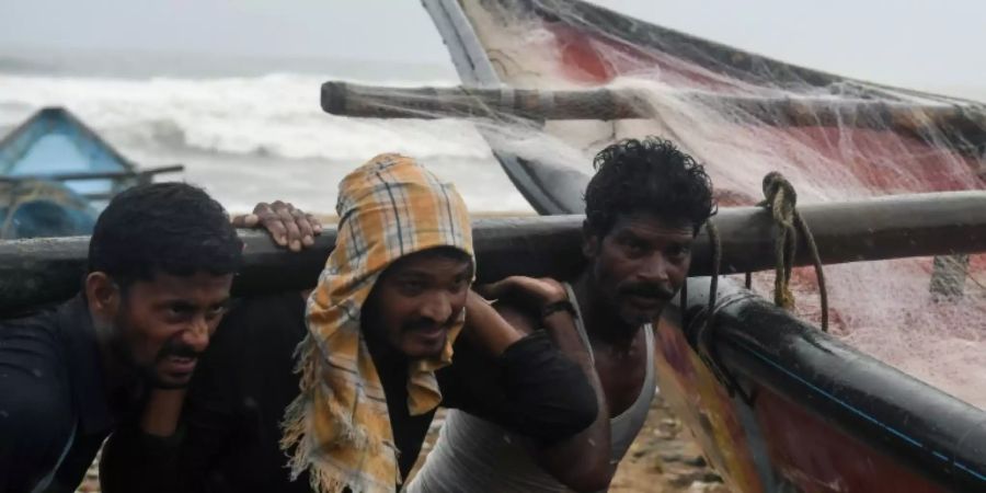 Indische Fischer bringen Boote vor Zyklon «Fani» in Sicherheit