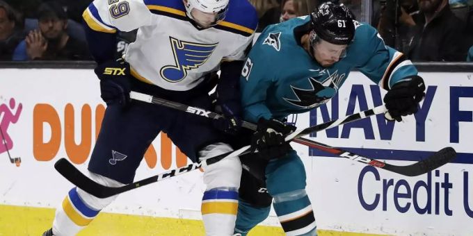 San Joses Justin Braun (r) und Ivan Barbashev von den St. Louis Blues beim Zweikampf. Foto: Ben Margot/AP San Joses Justin Braun (r) und Ivan Barbashev von den St. Louis Blues beim Zweikampf. Foto: Ben Margot/AP