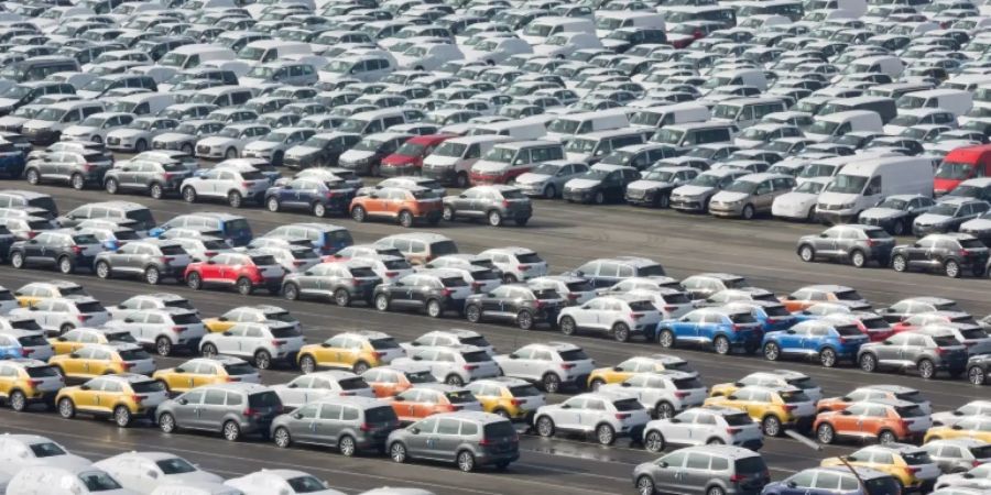VW-Wagen stehen zur Verschiffung bereit