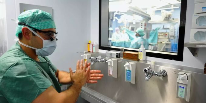Italiens Ärzte sind ungefähr gleich zahlreich wie die Schweizer. coronavirus