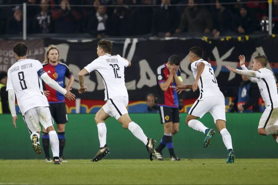 Der Verteidiger schiesst den FCB mit herrlicher Direktabnahme aus der Champions League.