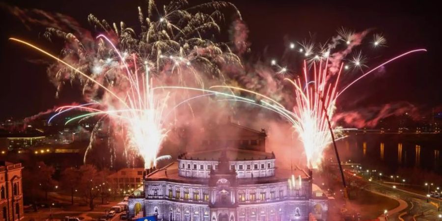 Beim OpenAir Ball auf dem Theaterplatz feierten tausende Dresdener:. Foto: Uwe Soeder/SZ/dpa