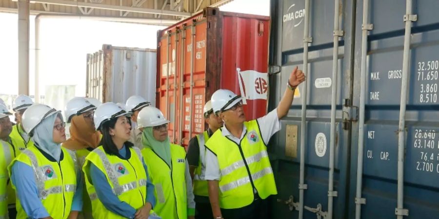 Ministerin Yeo Bee Yin vor Container mit Plastikmüll