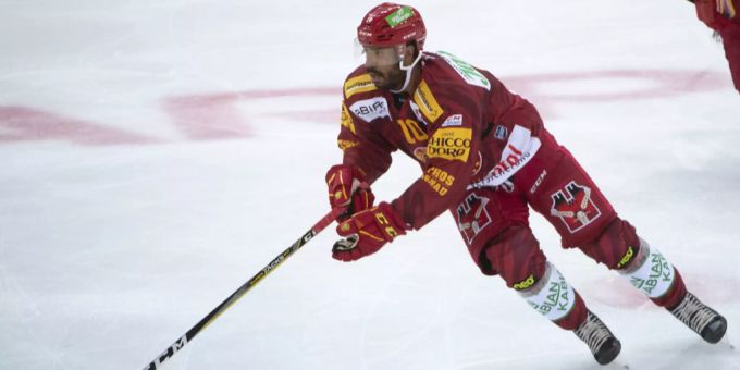 SCL Tigers - Robbie Earl nach Check mit Bahre abtransportiert