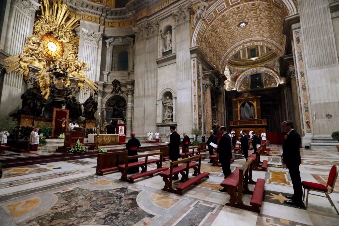 Papst Franziskus (M im Hintergrund) leitet eine feierliche Osternacht im Petersdom. Papst Franziskus hat das Osterfest am Samstag mit einer Abendmesse eröffnet, die wegen der Corona-Pandemie ohne Pilger stattfand. Bei dem Gottesdienst im riesigen Petersdom, der Zehntausende Besucher fasst, waren nur wenige Würdenträger und Gläubige dabei. Coronavirus Osternacht Petersdom