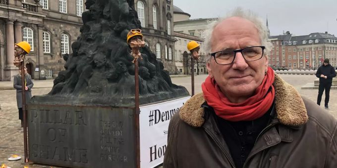 Als Zeichen der Solidarität für die Demonstranten in Hongkong steht eine acht Meter hohe Skulptur vor dem Parlamentsgebäude, daneben der Künstler Jens Galschiøt. tian?anmen-massaker