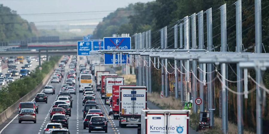 Ein Mann ist auf der Autobahn im deutschen Bundesland Hessen mit einem 400'000 Euro teuren Auto verunglückt. (Symbolbild)