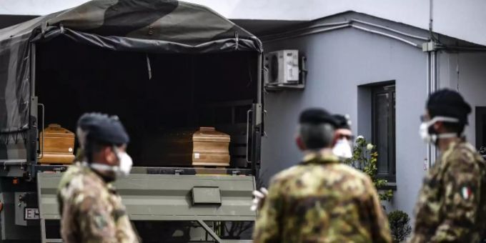 Italienische Soldaten mit Mundschutz vor einem Militärfahrzeug mit Särgen von Corona-Opfern. Foto: Claudio Furlan/LaPresse/AP/dpa Italienische Soldaten mit Mundschutz vor einem Militärfahrzeug mit Särgen von Corona-Opfern. Foto: Claudio Furlan/LaPresse/AP/dpa
