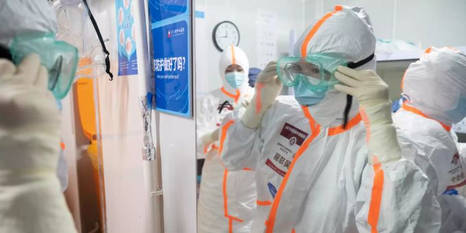 Der medizinische Mitarbeiter Wu Qiongli aus Shanghai bereitet sich darauf vor, die Isolierstation eines Krankenhauses zu betreten. Coronavirus - China