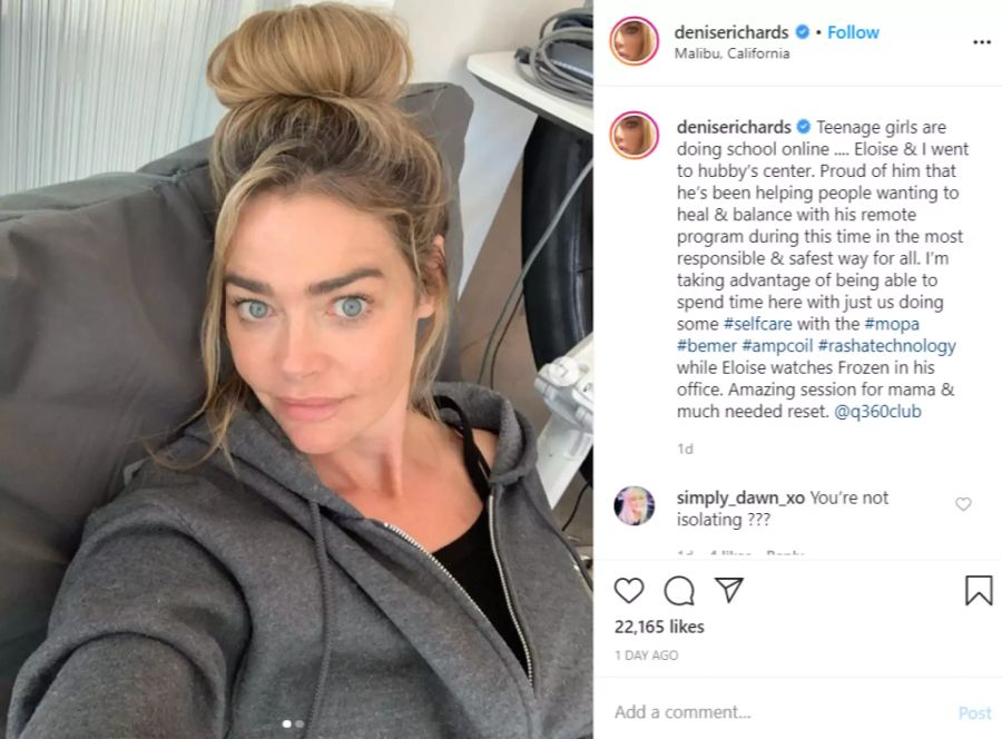 Die Haare zu einem Dutt machen! Das ist Denise Richards' Corona-Trick.