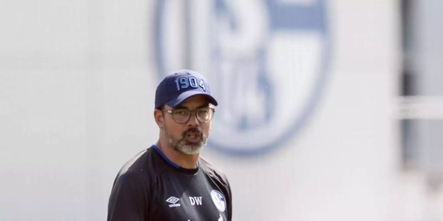 Schalke-Trainer David Wagner bringt die Spieler in deren eigenen Wänden zum Schwitzen. Foto: Bernd Thissen/dpa