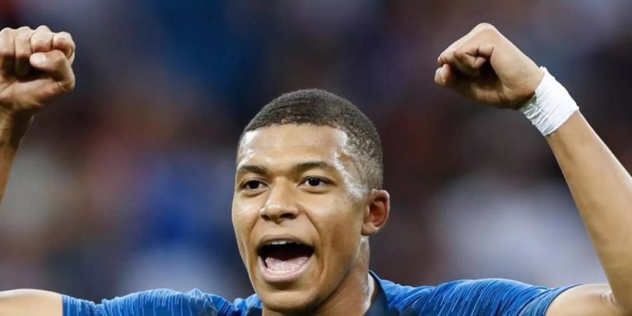 Kylian Mbappé äussert sich zurückhaltend zu Wechselspekulationen. Foto: Francisco Seco/AP/dpa