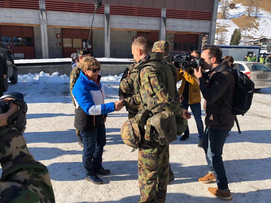 Viola Amherd besucht die Truppen am WEF. Wo sind die Soldatinnen?