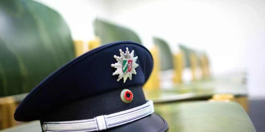 Polizeimütze im Sitzungssaal eines Verwaltungsgerichts