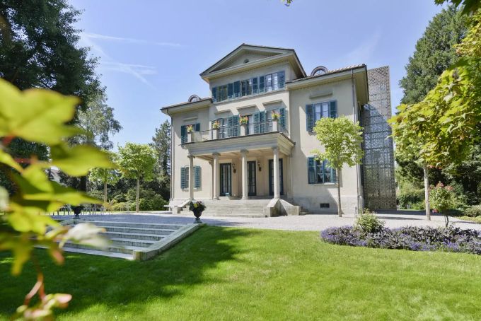 Gartenfassade der Villa Isler, in welcher sich seit sieben Jahren das Strohmuseum befindet. Strohmuseum im Park