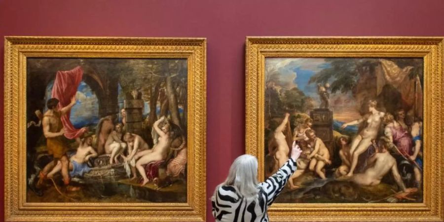 Die Gemälde «Diana und Actaeon» (l) und «Diana und Callisto» in der Ausstellung «Titian: Love, Desire, Death» (Tizian: Liebe, Verlangen, Tod) in der National Gallery. Foto: Dominic Lipinski/PA Wire/dpa