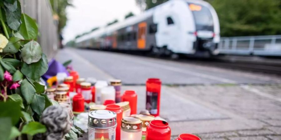 Blumen und Kerzen an Gleis eins des Bahnhofs von Voerde. Foto: Marcel Kusch/dpa