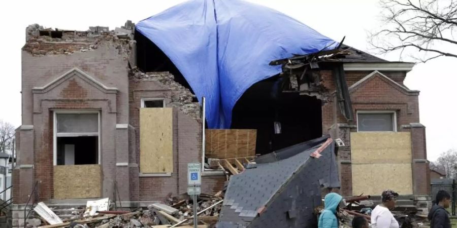 Passanten gehen an der stark beschädigten Hopewell Missionary Baptist Church in Nashville vorbei. Foto: Mark Humphrey/AP/dpa
