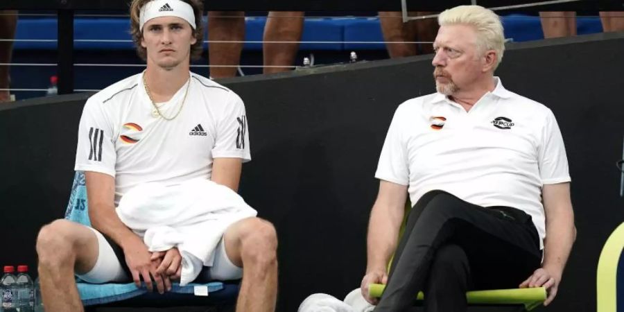 Becker (R) traut Alexander Zverev nach dessen Halbfinal-Einzug bei den Australian Open in diesem Jahr noch viel zu. Foto: Dave Hunt/AAP/dpa