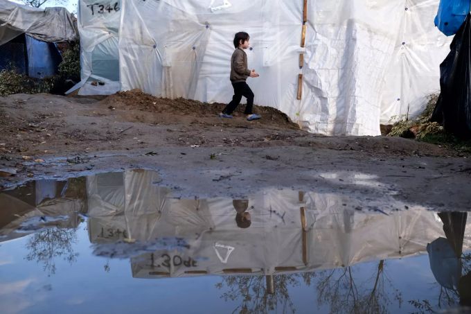 Ein Junge geht nach einem Regenfall an einem provisorisch errichteten Zelt ausserhalb des Flüchtlingslagers Moria vorbei. Flüchtlingskrise
