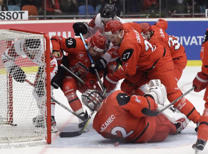 Marek Mazanec, der Torwart von Mountfield Hradec Králové, hält den Puck im Spiel gegen Frölunda HC. Mountfield gegen Frölunda HC