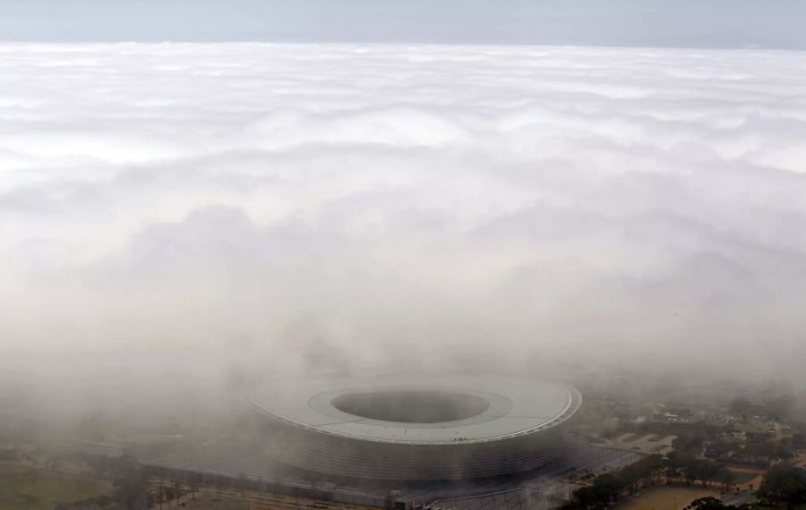 Das Cape Town Stadium im Nebel.