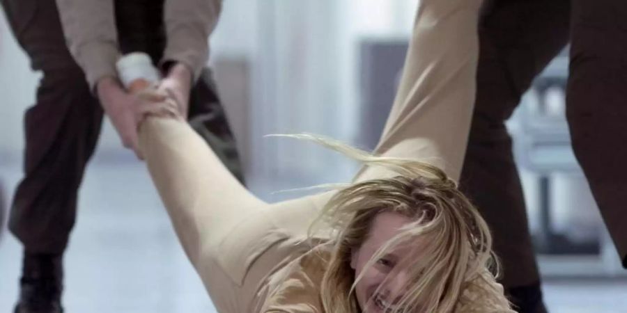 Cecilia Kass (Elisabeth Moss) flieht vor ihrem gewalttätigen Mann. Foto: Mark Rogers/Universal Pictures/dpa