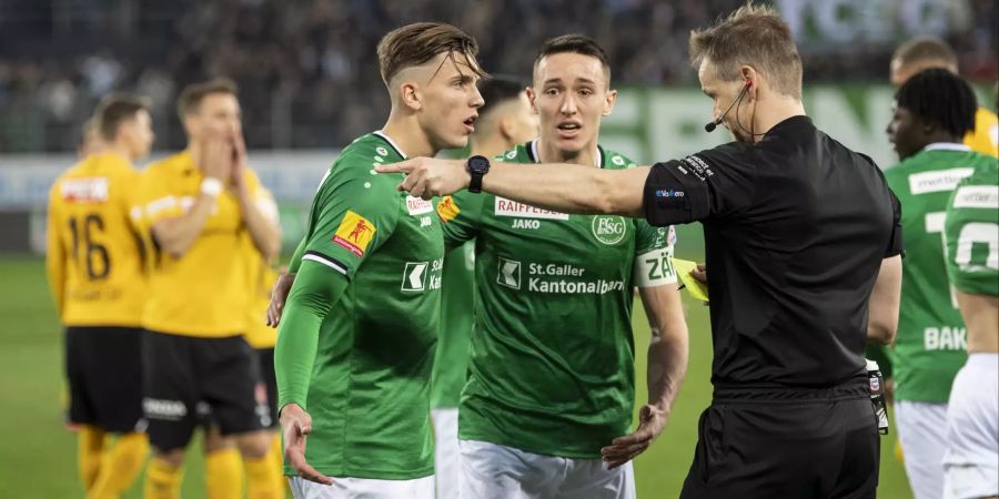 Spieler des FC St.Gallen beschweren sich in der Partie gegen YB beim Schiedsrichter.