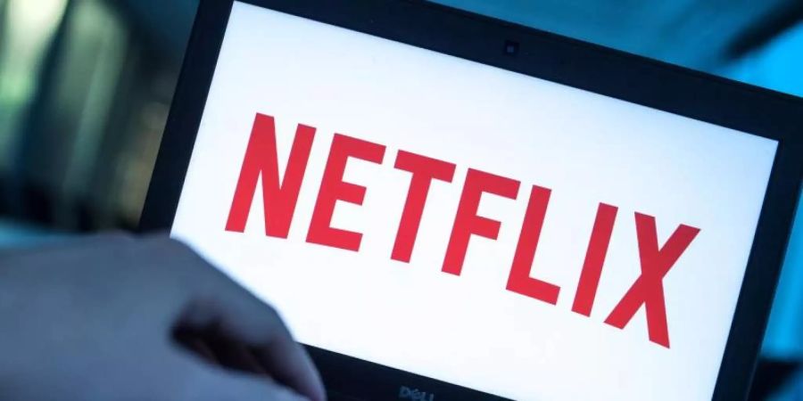 Für 30 Tage wird Netflix die Datenmengen in seinem Video-Streamingdienst in Europa drosseln. Foto: Alexander Heinl/dpa