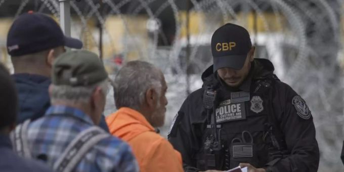 Ein Grenzbeamter kontrolliert in Tijuana am Grenzübergang zwischen Mexiko und den USA einen Pass. usa grenze einwanderung