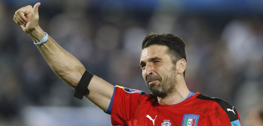 Dicht dahinter folgt Italiens Goalie-Legende Gianluigi Buffon mit 17 Partien an ebenfalls vier Europameisterschaften.